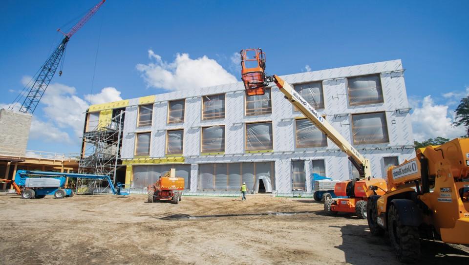 Exterior of the construction of U N E's new Harold and Bibby Center for 健康 科学s building
