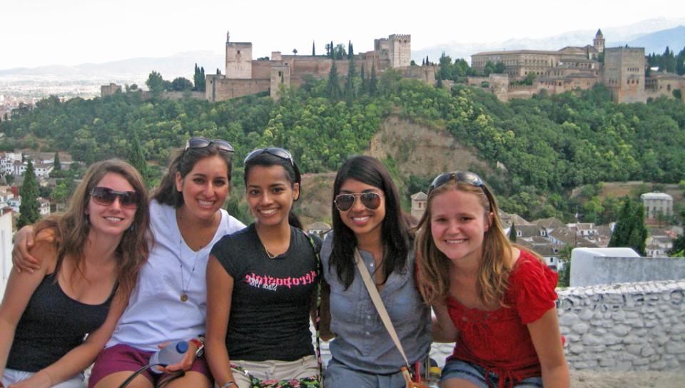 五名东北大学学生在一座古老的西班牙堡垒和宫殿前拍照